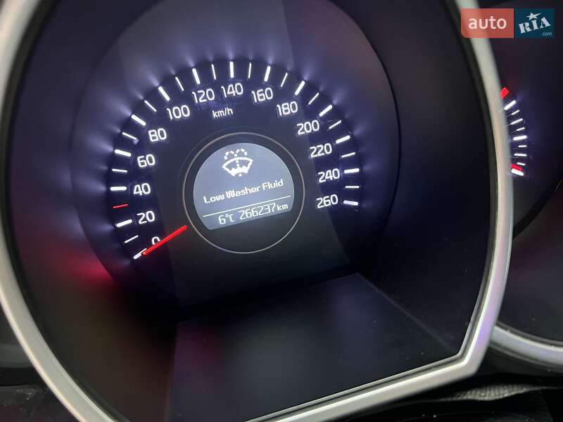 Седан Kia K5 2015 в Бучі