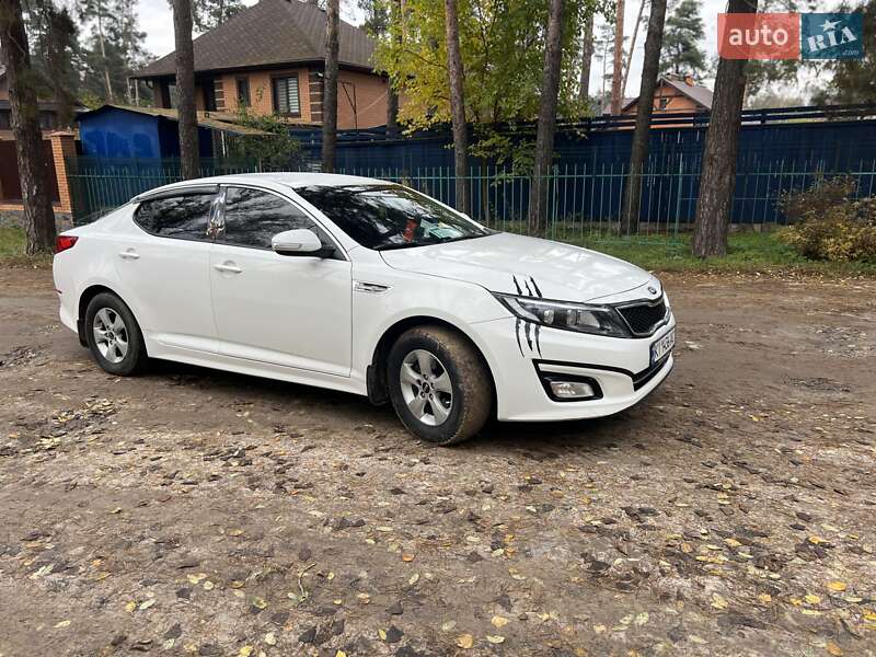 Седан Kia K5 2015 в Бучі