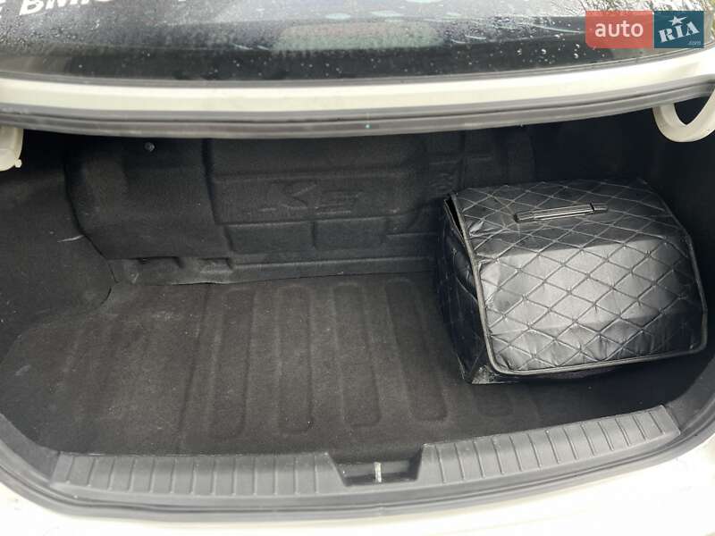 Седан Kia K5 2015 в Бучі