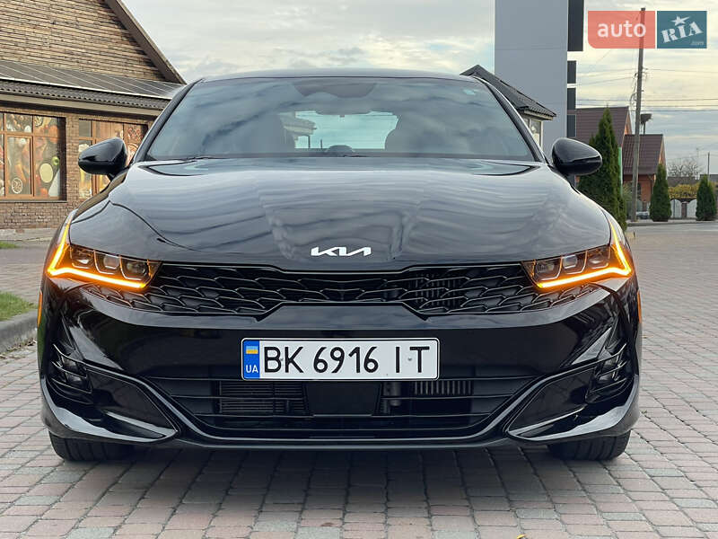 Седан Kia K5 2023 в Сарнах
