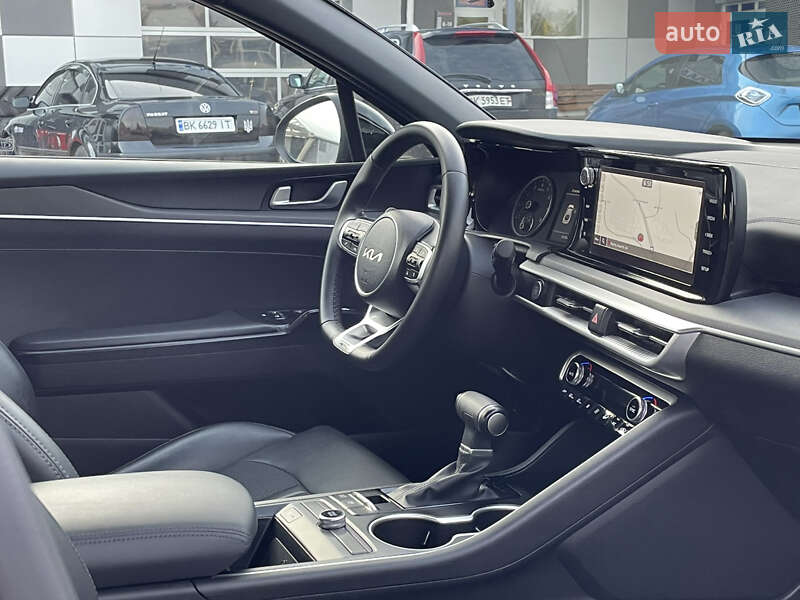 Седан Kia K5 2023 в Сарнах