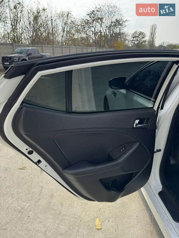 Седан Kia K5 2014 в Одессе