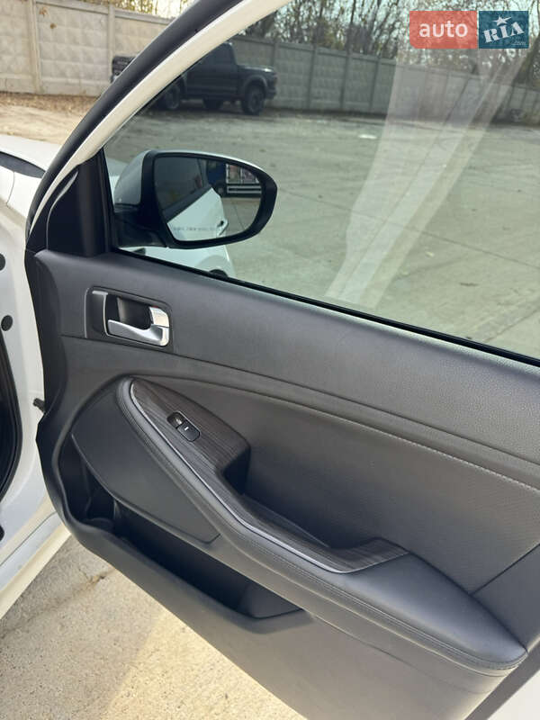 Седан Kia K5 2014 в Одессе