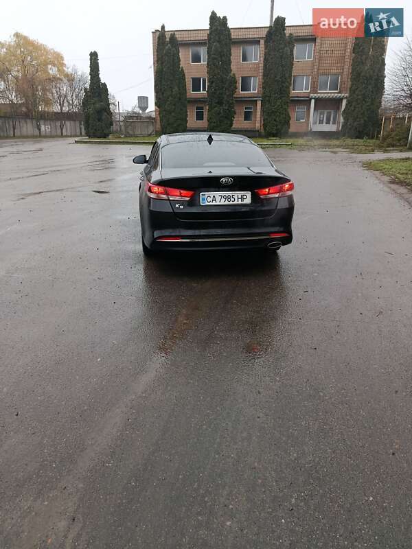 Седан Kia K5 2016 в Умані