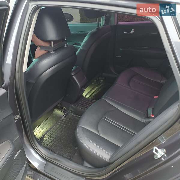 Седан Kia K5 2015 в Лановцах