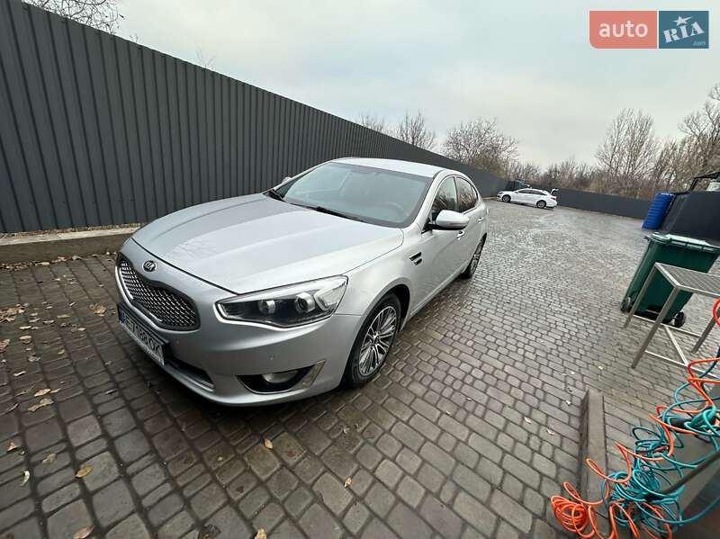 Седан Kia K7 2015 в Кривом Роге