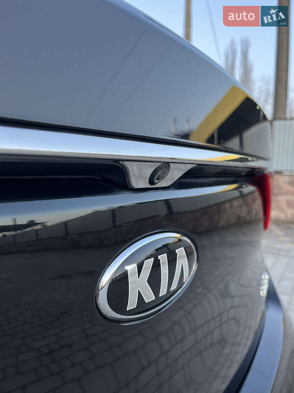 Седан Kia K7 2016 в Гусятині
