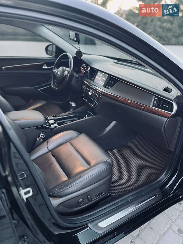 Седан Kia K7 2016 в Гусятині