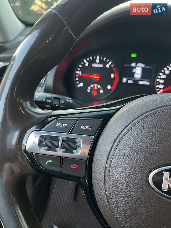 Седан Kia K7 2016 в Гусятині