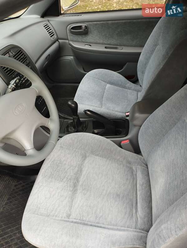 Седан Kia Magentis 2003 в Звенигородці