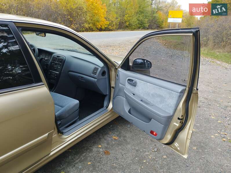 Седан Kia Magentis 2003 в Звенигородці