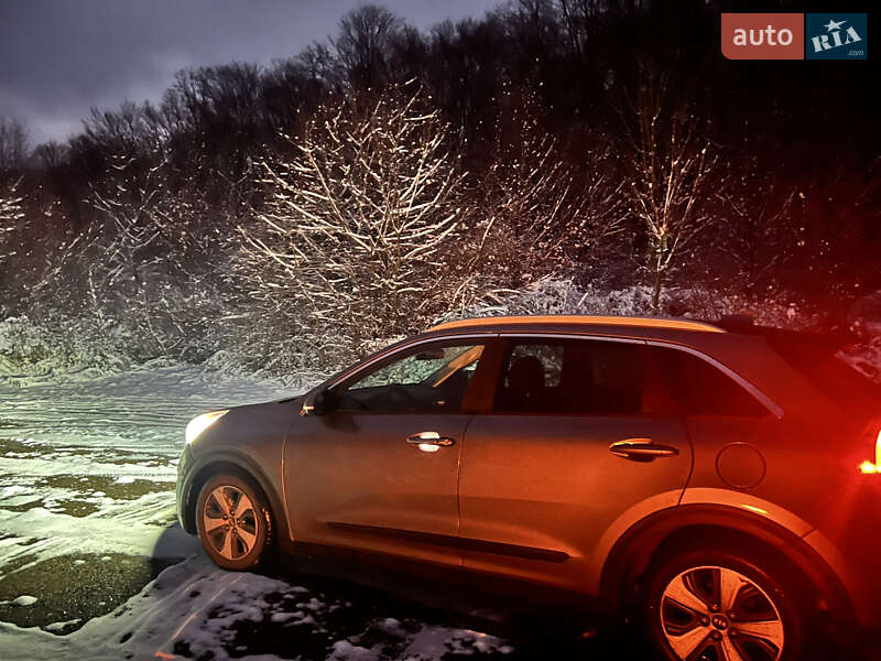 Внедорожник / Кроссовер Kia Niro 2017 в Черновцах фото 3 Внедорожник / Кроссовер Kia Niro 2017 в Черновцах