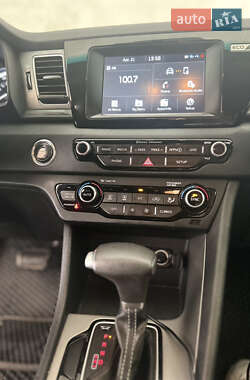 Позашляховик / Кросовер Kia Niro 2017 в 