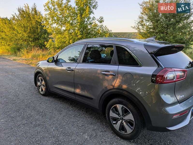 Позашляховик / Кросовер Kia Niro 2017 в Івано-Франківську