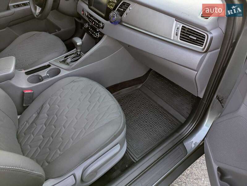 Позашляховик / Кросовер Kia Niro 2017 в Івано-Франківську