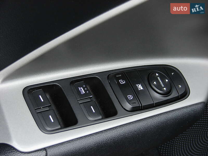 Внедорожник / Кроссовер Kia Niro 2017 в Одессе фото 16 Внедорожник / Кроссовер Kia Niro 2017 в Одессе