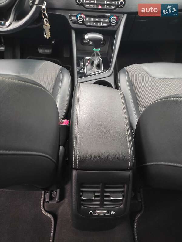 Позашляховик / Кросовер Kia Niro 2017 в Звягелі