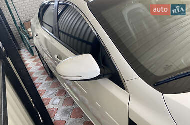 Седан Kia Optima 2012 в 