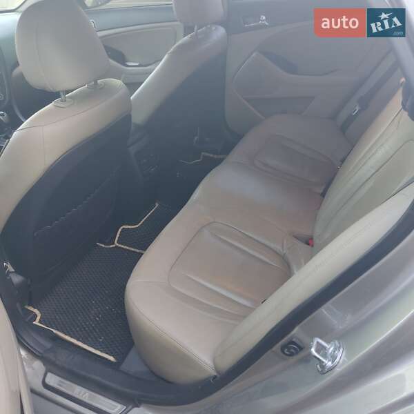 Седан Kia Optima 2012 в Обухові