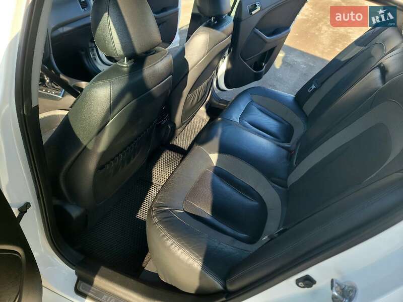 Седан Kia Optima 2012 в Днепре