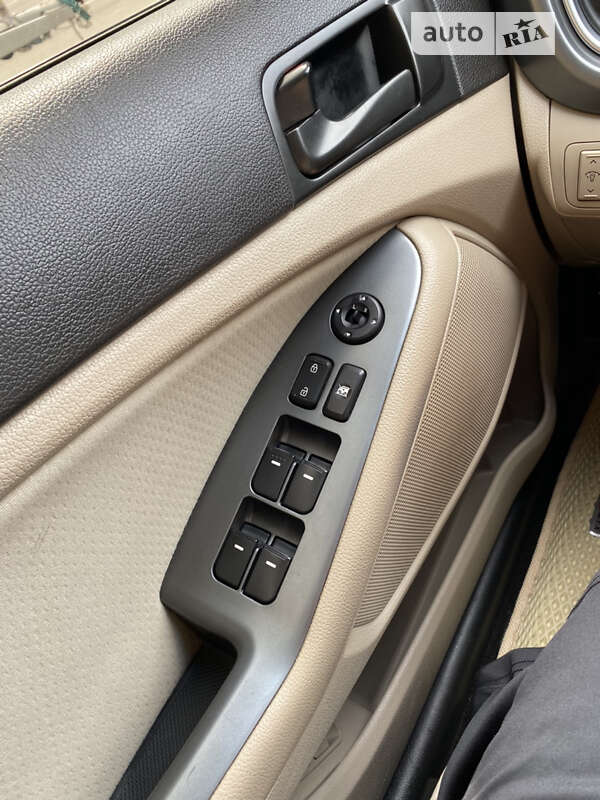 Седан Kia Optima 2013 в Софіївській Борщагівці