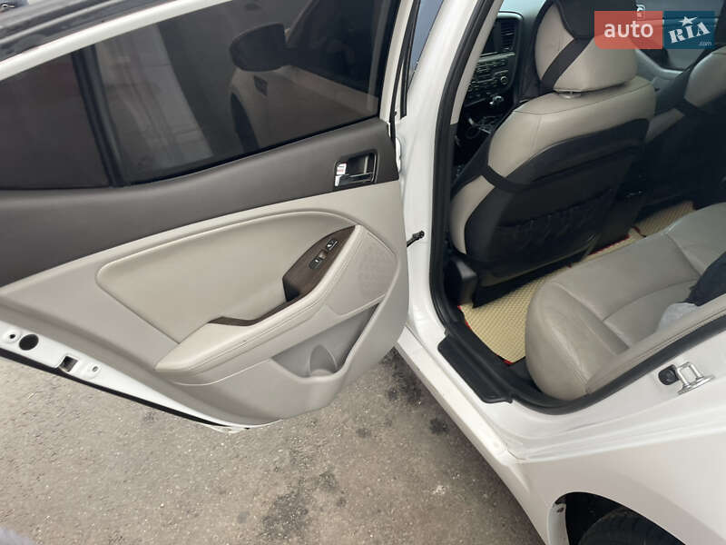 Седан Kia Optima 2012 в Харькове