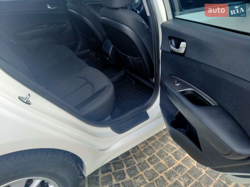 Седан Kia Optima 2016 в Днепре