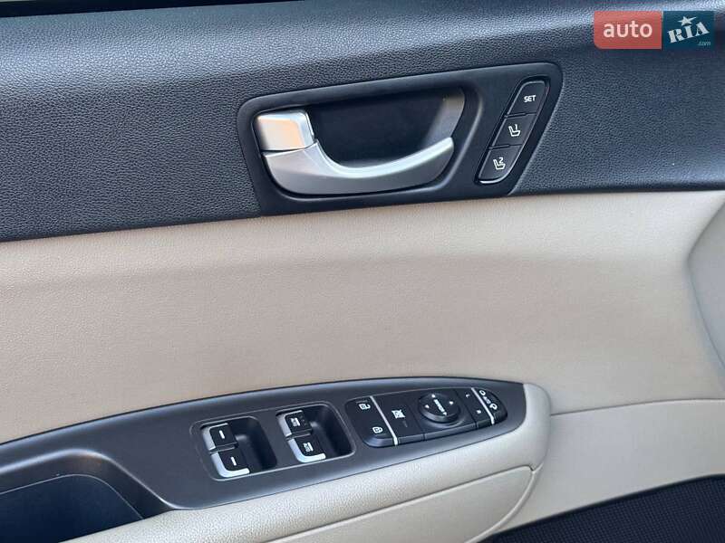 Седан Kia Optima 2016 в Запорожье