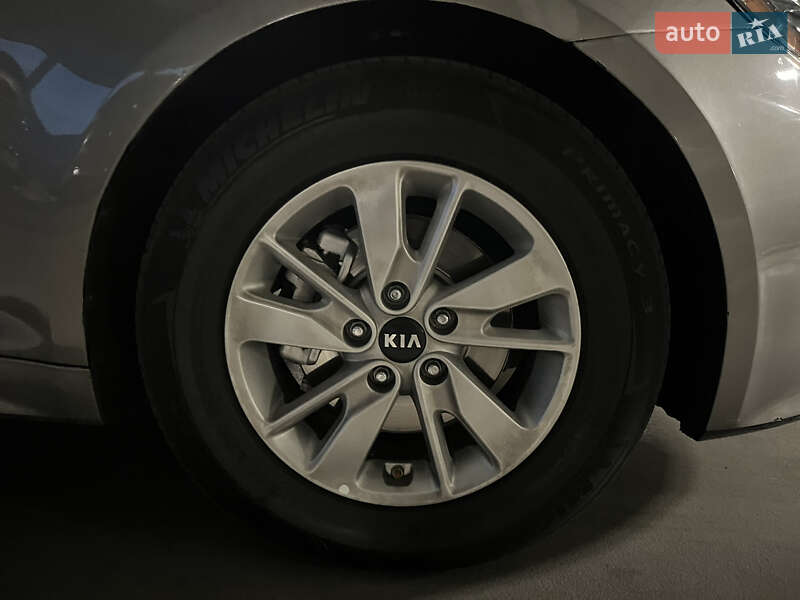Седан Kia Optima 2015 в Киеве
