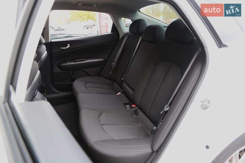 Седан Kia Optima 2017 в Киеве