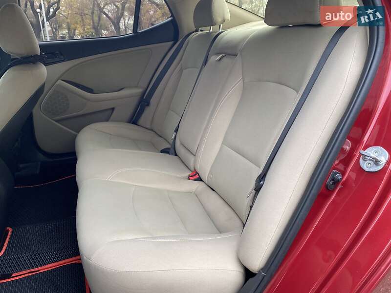 Седан Kia Optima 2015 в Николаеве