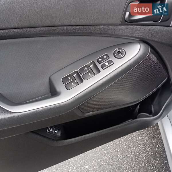 Седан Kia Optima 2015 в Киеве