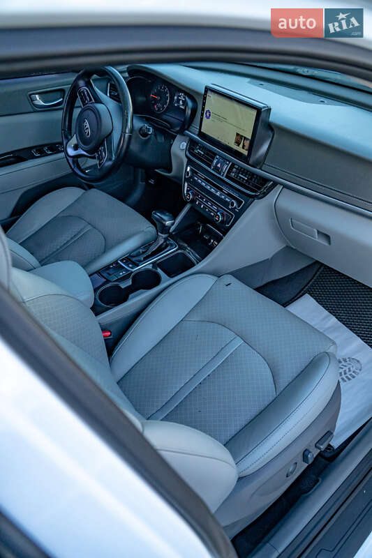 Седан Kia Optima 2016 в Бурштыне