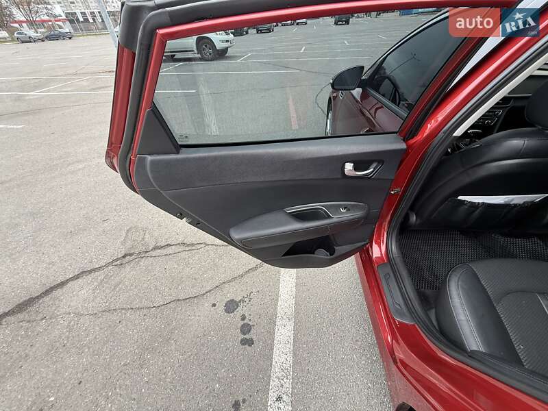 Седан Kia Optima 2017 в Днепре