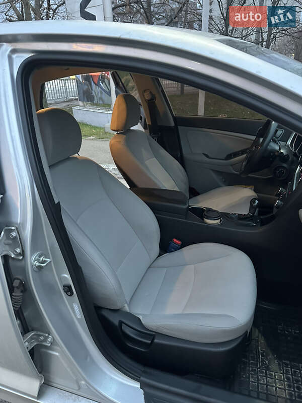 Седан Kia Optima 2013 в Днепре