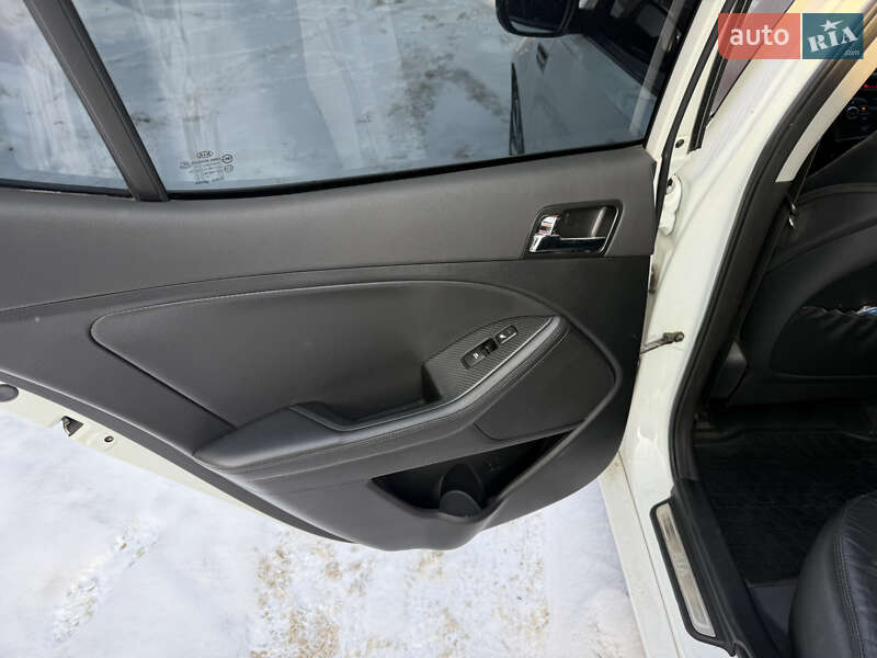 Седан Kia Optima 2012 в Ирпене