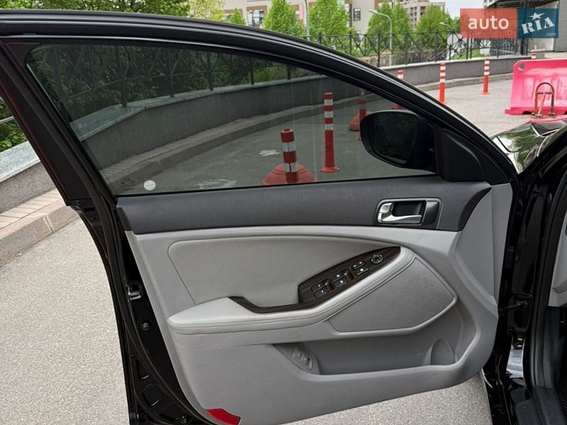 Седан Kia Optima 2014 в Киеве