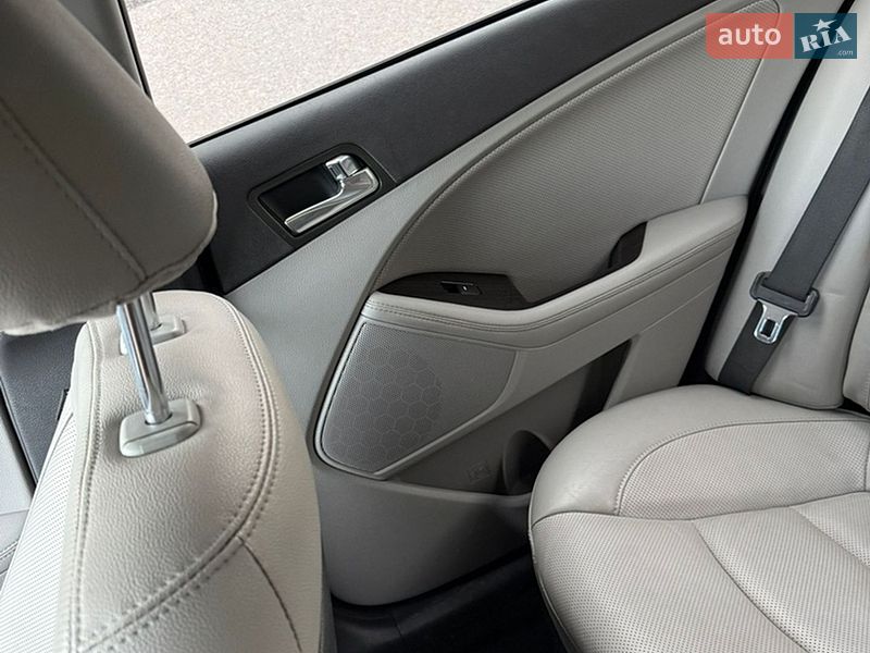 Седан Kia Optima 2014 в Киеве