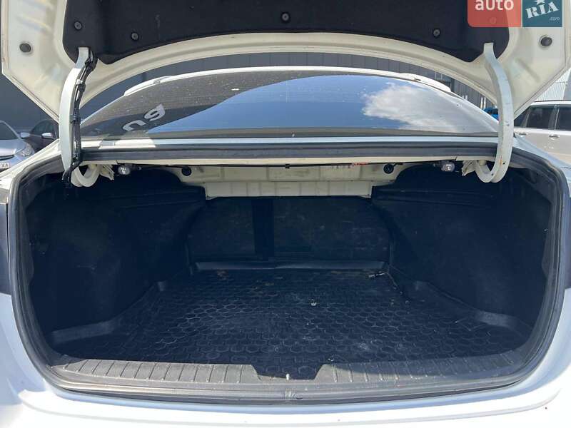 Седан Kia Optima 2012 в Львові
