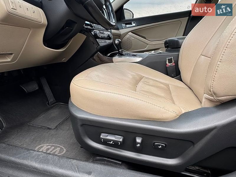 Седан Kia Optima 2015 в Жовкві