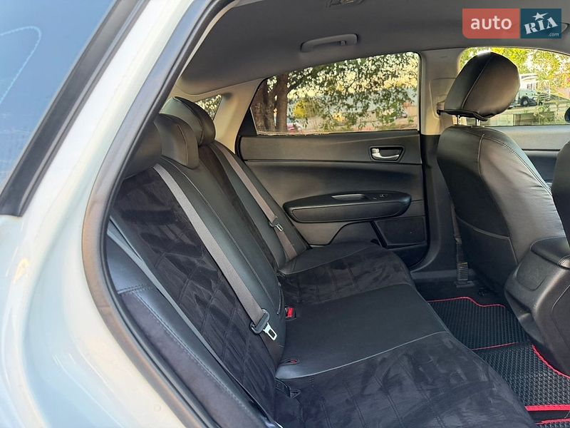 Седан Kia Optima 2017 в Киеве