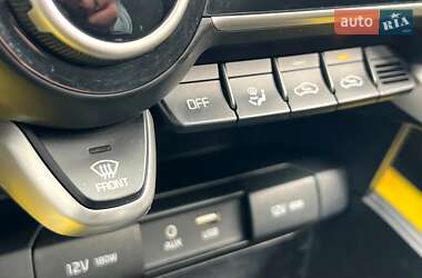Внедорожник / Кроссовер Kia Rio X-Line 2018 в 