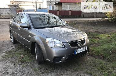 Седан Kia Rio 2011 в Березному