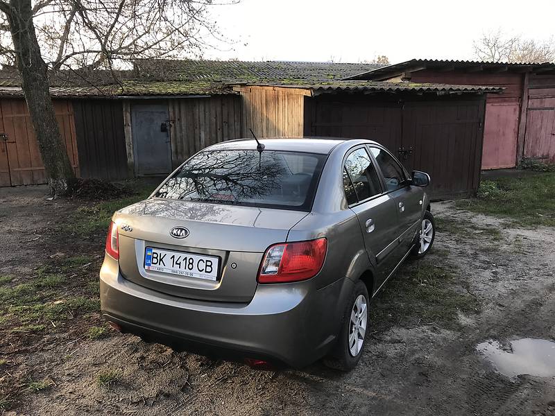 Седан Kia Rio 2011 в Березному