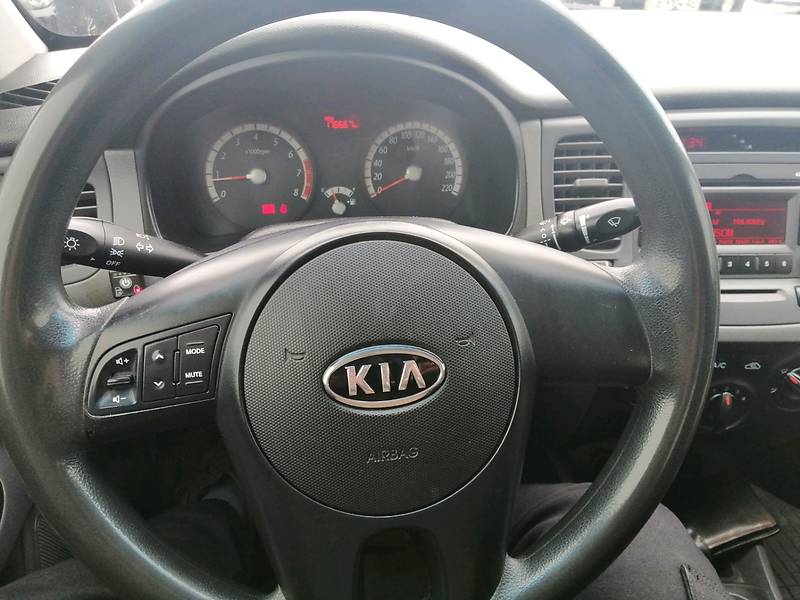 Седан Kia Rio 2010 в Чернігові