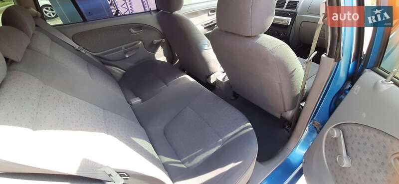 Хетчбек Kia Rio 2004 в Гадячі