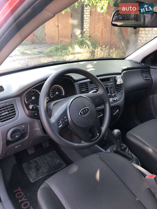 Седан Kia Rio 2010 в Кривому Розі