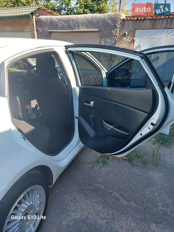 Седан Kia Rio 2012 в Вознесенске