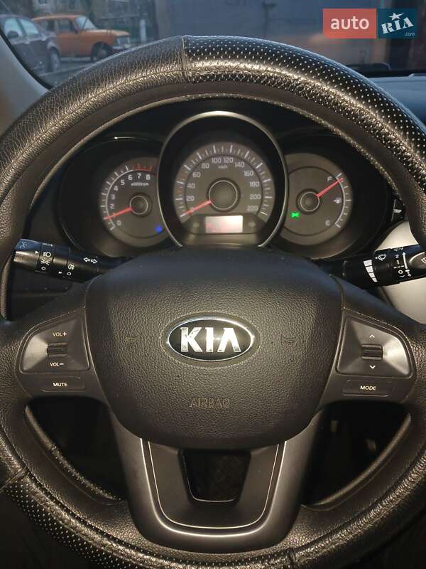 Седан Kia Rio 2013 в Кривом Роге