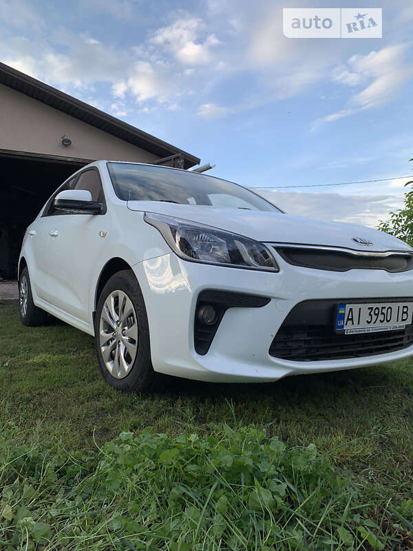 Седан Kia Rio 2017 в Іванковичах